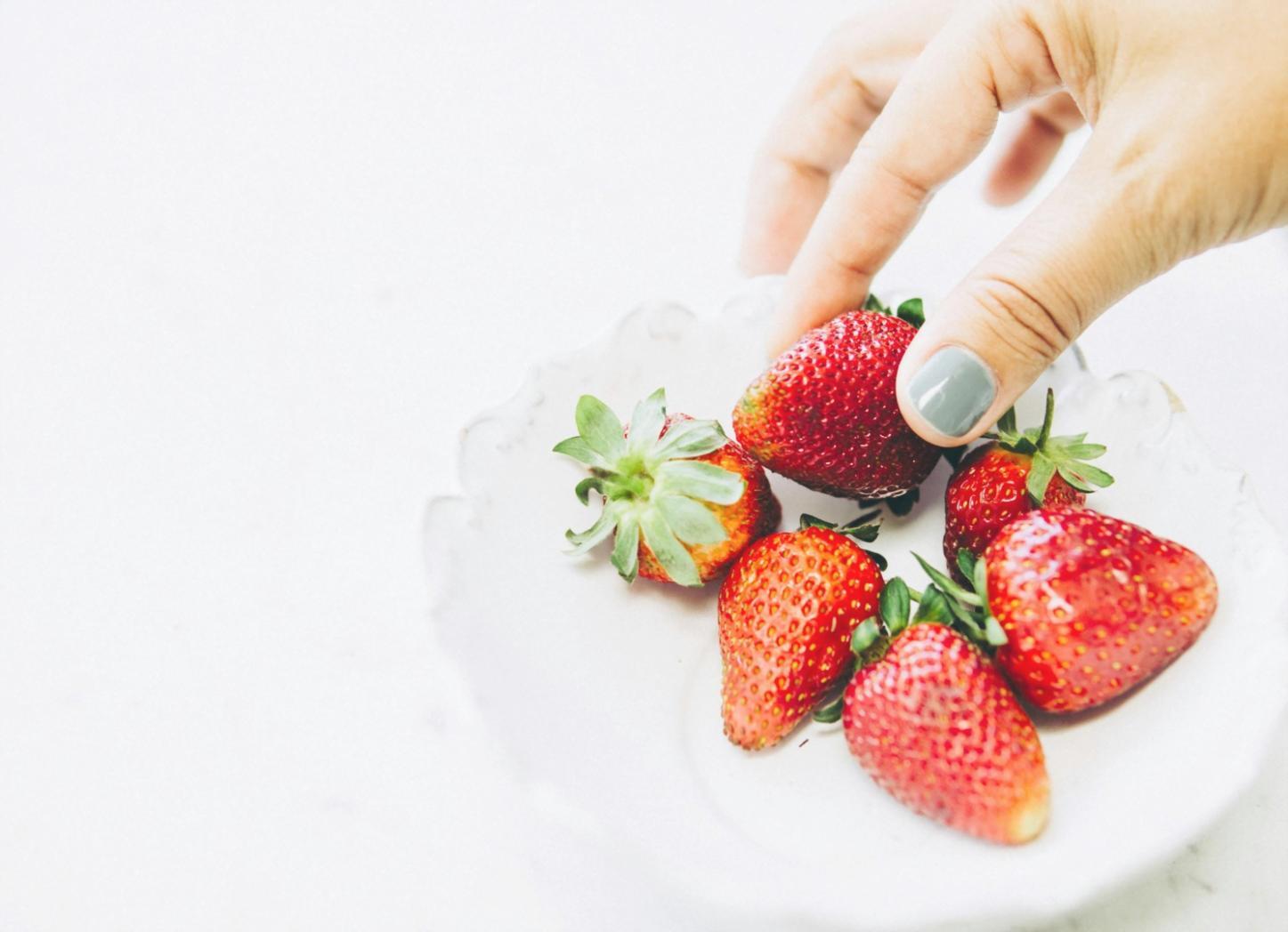 Sesión de consulta nutricional personalizada con materiales educativos y análisis de hábitos alimentarios