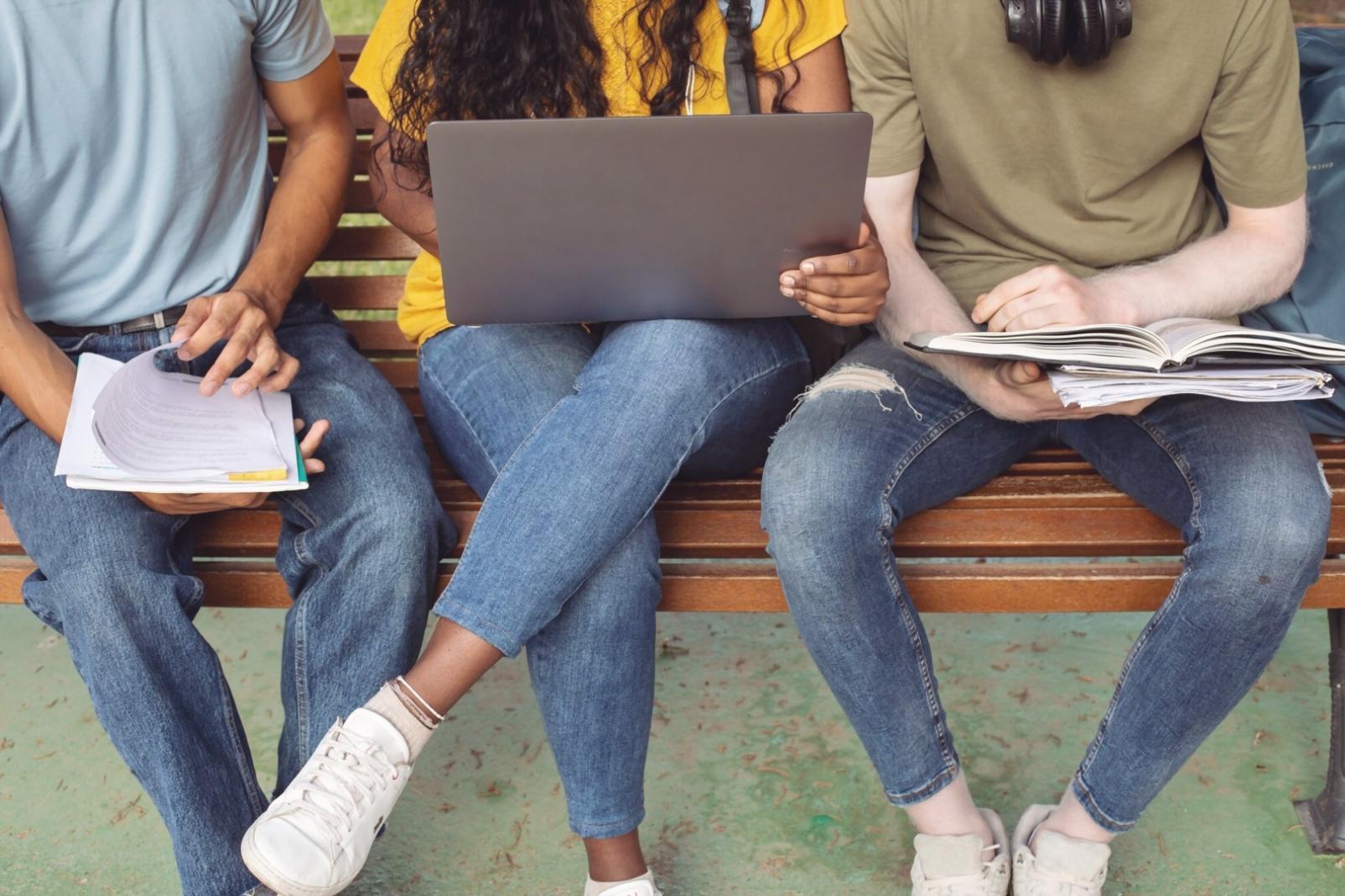 Especialistas en nutrición revisando materiales educativos y planes de estudio personalizados